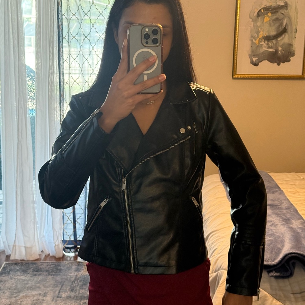 Elegant Black Leather Women's Jacket